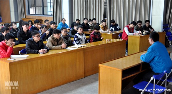 皖南電機培訓(xùn)處處長王鈞給學生介紹公司基本情況