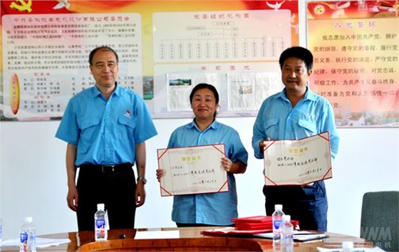 管兵向獲得榮譽(yù)的代表頒發(fā)榮譽(yù)證書(shū)1 管兵向獲得榮譽(yù)的代表頒發(fā)榮譽(yù)證書(shū)1