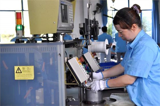 皖南電機(jī)員工在操作自動嵌線設(shè)備