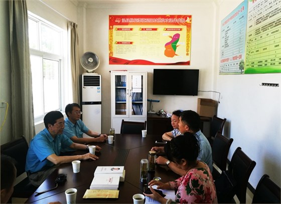 皖南電機董事長陳根喜、總經(jīng)理陳學(xué)鋒到觀陽村扶貧