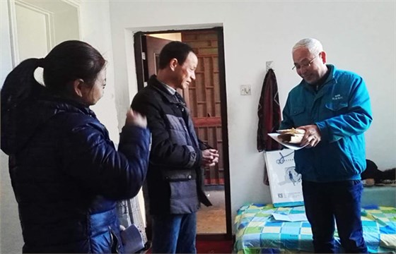 皖南電機(jī)工會(huì)主席將愛心捐款交給患病員工 皖南電機(jī)工會(huì)主席將愛心捐款交給患病員工