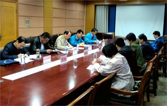 總經(jīng)理陳學(xué)鋒向調(diào)研組介紹公司的生產(chǎn)經(jīng)營(yíng)情況 總經(jīng)理陳學(xué)鋒向調(diào)研組介紹公司的生產(chǎn)經(jīng)營(yíng)情況