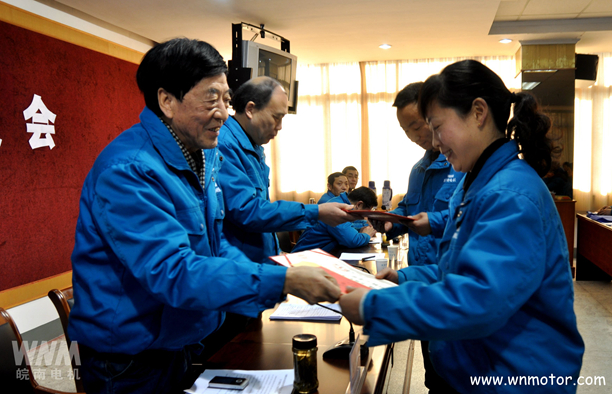 皖南電機公司領(lǐng)導為先進集體和個人頒獎 皖南電機公司領(lǐng)導為先進集體和個人頒獎